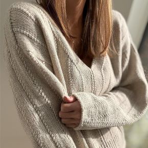 [Вяжи.ру] Элегантный свитер с красивой V-горловиной Flow Loop V-Neck, вязаный спицами сверху (Other Loops)