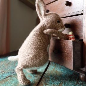 [Вяжи.ру, Claire Garland] Вязанный спицами кролик Wabbit the Rabbit (2025)