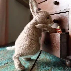 [Вяжи.ру, Claire Garland] Вязанный спицами кролик Wabbit the Rabbit (2025)